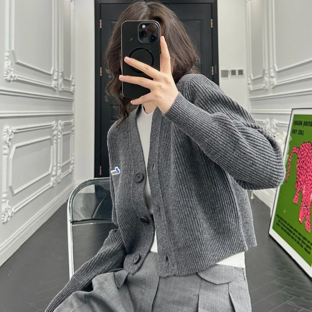We11done
Grey Logo-Patch Cropped Cardigan